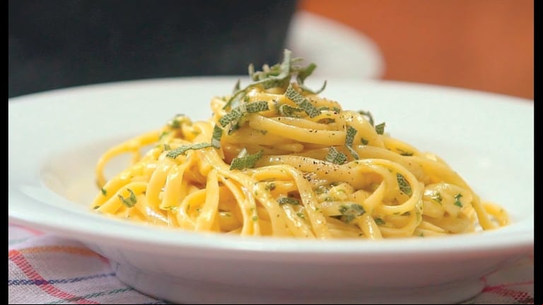 Cómo preparar la pasta “linguini cacio e pepe”