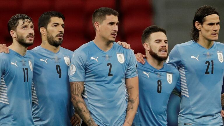 Crece el escándalo en la Selección de Uruguay: un referente desmintió a Luis Suárez y bancó a Marcelo Bielsa