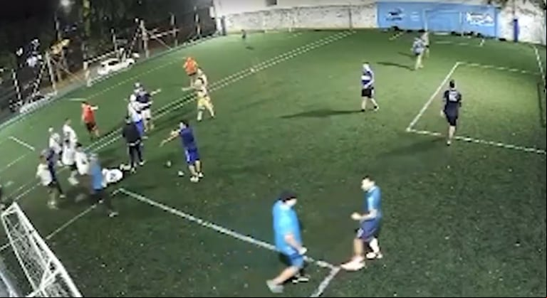Video: así fue el ataque de los barras de Vélez a los policías que jugaban un partido de fútbol 