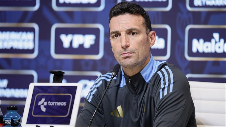 La respuesta de Scaloni cuando le preguntaron por la foto viral de los chicos de Newell´s con Malcorra