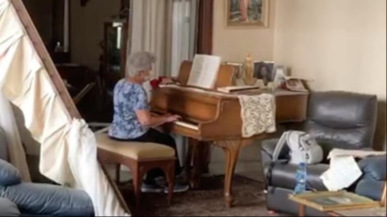 Explosión en Beirut: el conmovedor video de una mujer de 79 años tocando el piano en su departamento en ruinas