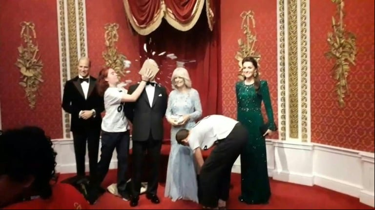 Activistas ambientales le tiraron una torta de chocolate a la figura de cera del rey Carlos III en un museo