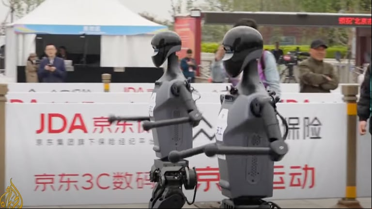 21 robots corrieron una media maratón y demostraron que aún son mucho más lentos y torpes que los humanos 
