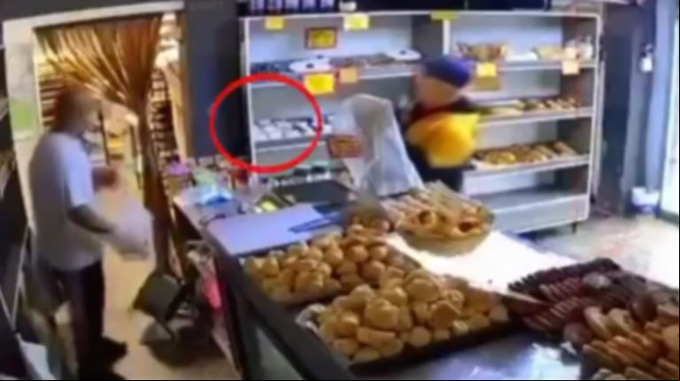 Video: simularon ser clientes en una panadería, amenazaron con un arma a los dueños y les robaron todo