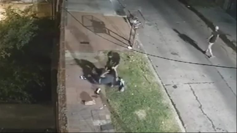 Brutal ataque en San Martín: una delincuente apuñaló en la cabeza a una joven para robarle 
