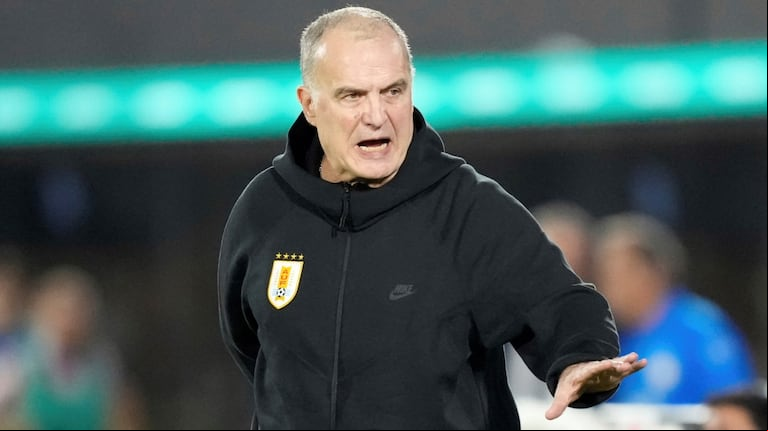 Bielsa se negó a responder a un periodista con discapacidad y cuestionó el sentido comercial de un documental 