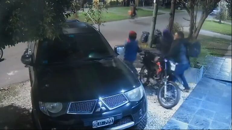 Video: cuatro delincuentes intentaron robarle la moto, se defendió a trompadas y pudo evitar el asalto
