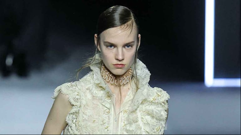 Dior viste el invierno de aire, fuego, tierra y hielo en la Semana de la Moda de París
