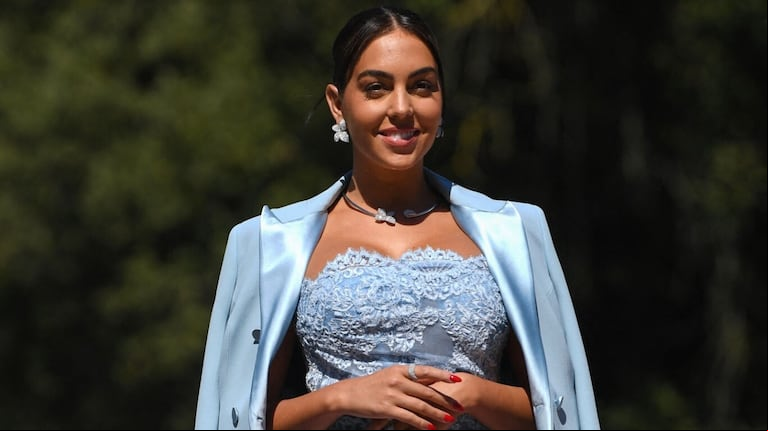 Con un strapless de encaje celeste, Georgina Rodríguez deslumbró en Venecia 