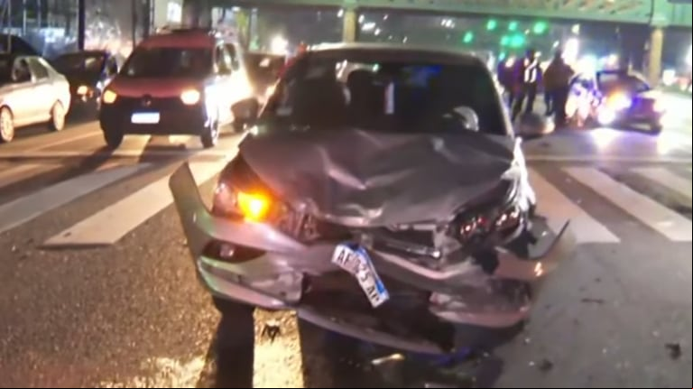 Brutal choque entre dos autos en Palermo: tres heridos debieron ser trasladados al hospital