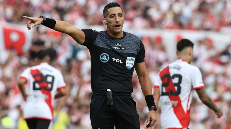 Trascendió el polémico comentario del árbitro Falcón Pérez a un jugador de Platense en los penales ante River