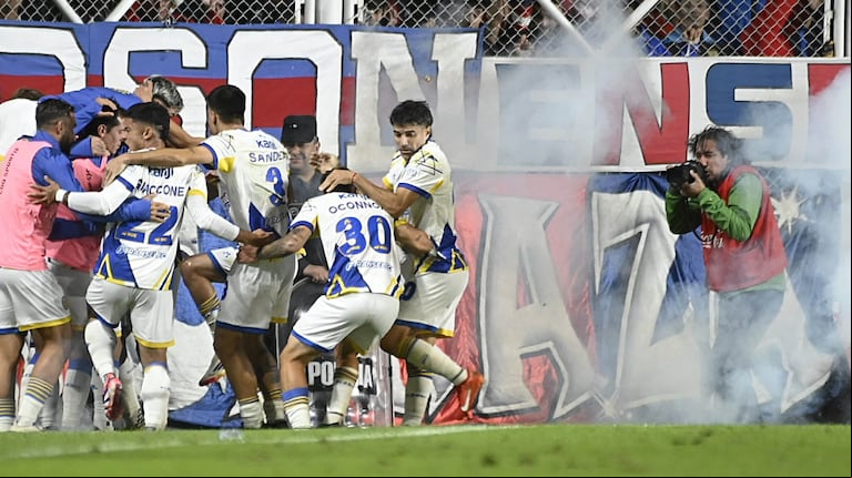 Susto en el Nuevo Gasómetro: hinchas de San Lorenzo les lanzaron bombas de estruendo a jugadores de Central
