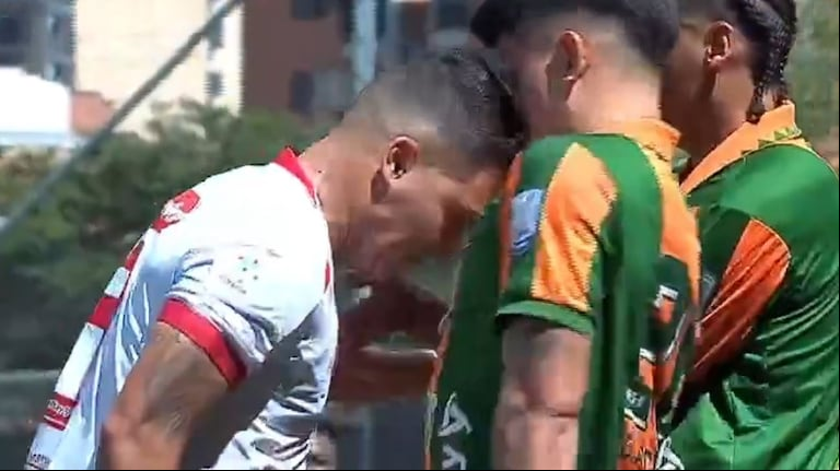 Juanfer Quintero perdió el control durante un partido de América de Cali, pegó un cabezazo y se fue expulsado