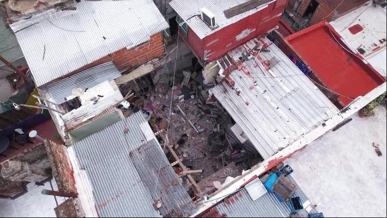 Escombros y devastación: así quedó la cuadra de Floresta tras el derrumbe de una casa      