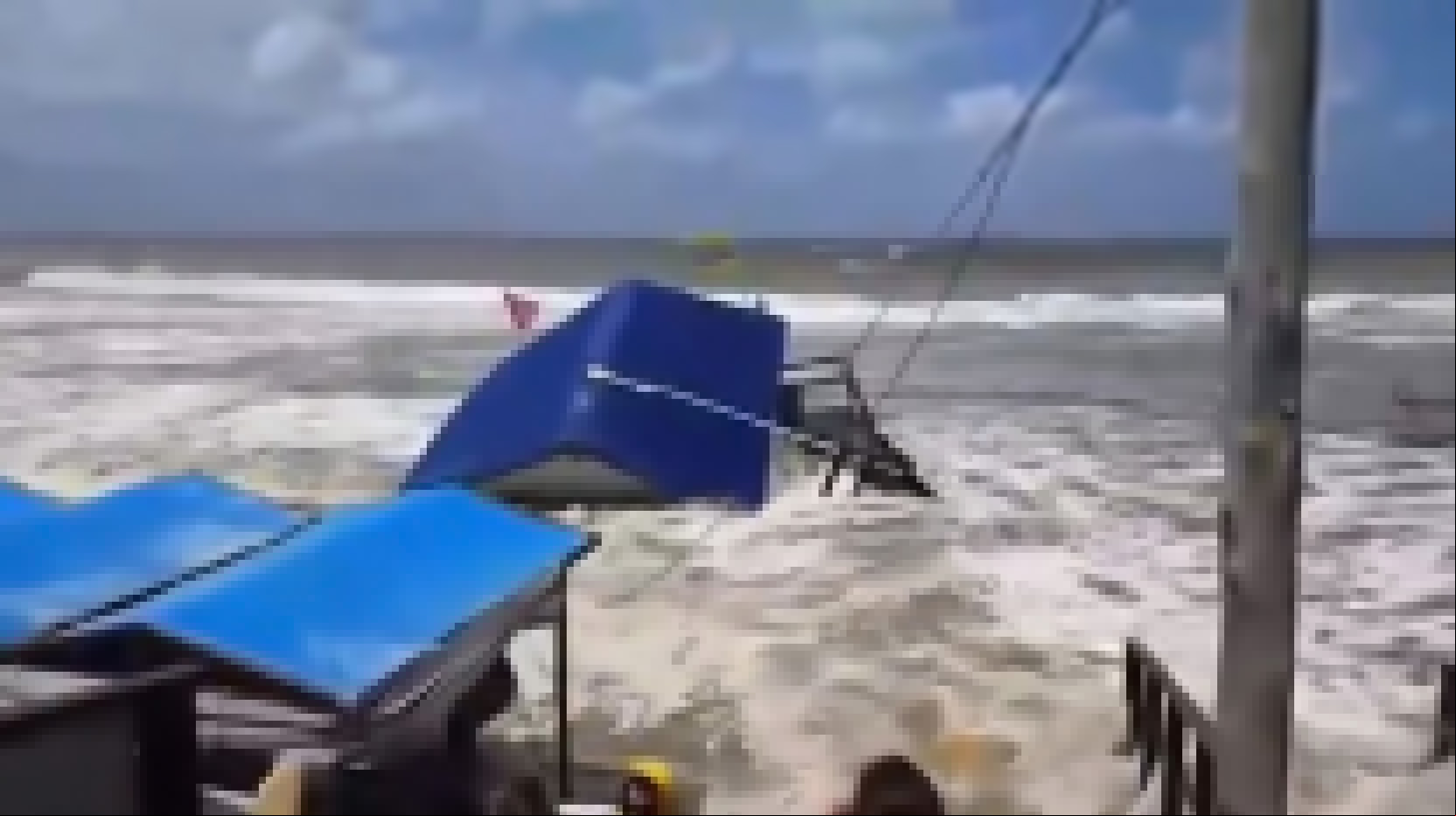 Impresionantes imágenes de la sudestada en la costa bonaerense