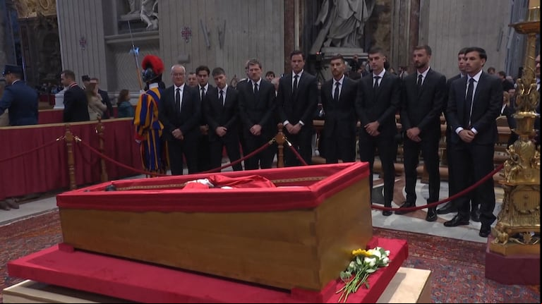 Quiénes son los cuatro jugadores de la Selección argentina que fueron a despedir al papa Francisco