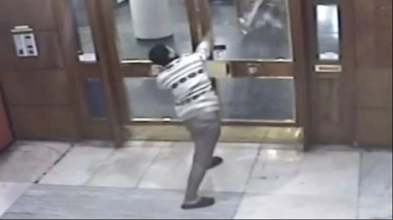 Salvaje robo en Mar del Plata: un ladrón rompió el vidrio de un edificio con una baldosa y atacó al encargado