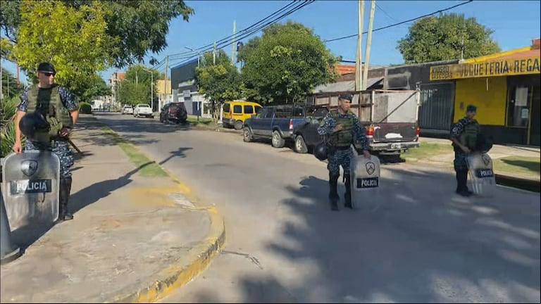 Allanan galpones de la UOCRA para intentar detener a los barras tras la brutal pelea en el Hospital de Gonnet 
