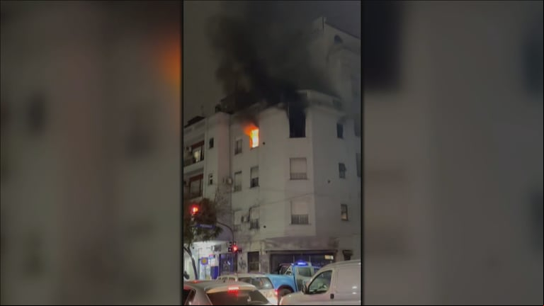 Se incendió un departamento en San Telmo: un hombre fue hospitalizado por intoxicación y quemaduras