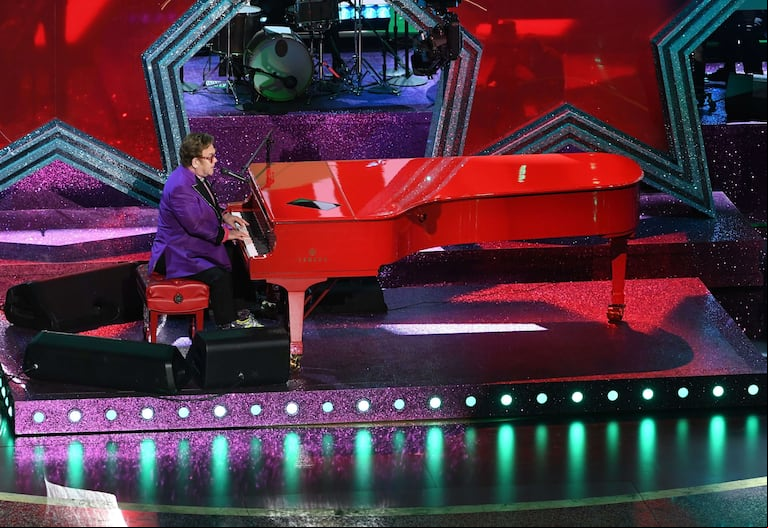 Elton John revolucionó al público de los Oscars con su show