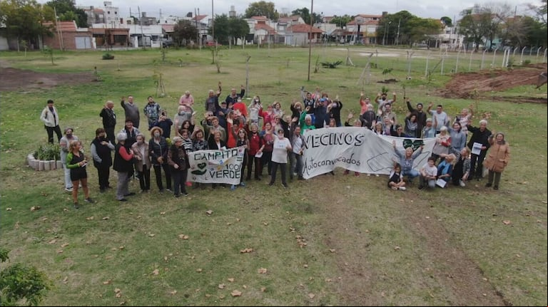 Quilmes: vecinos limpiaron un terreno abandonado y ahora el municipio se los quiere quitar