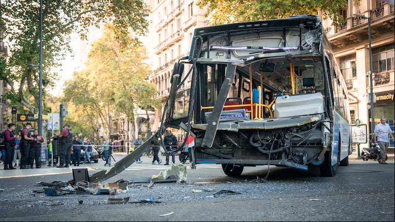 Fuerte choque entre dos colectivos en Congreso: hay al menos 27 pasajeros heridos 
