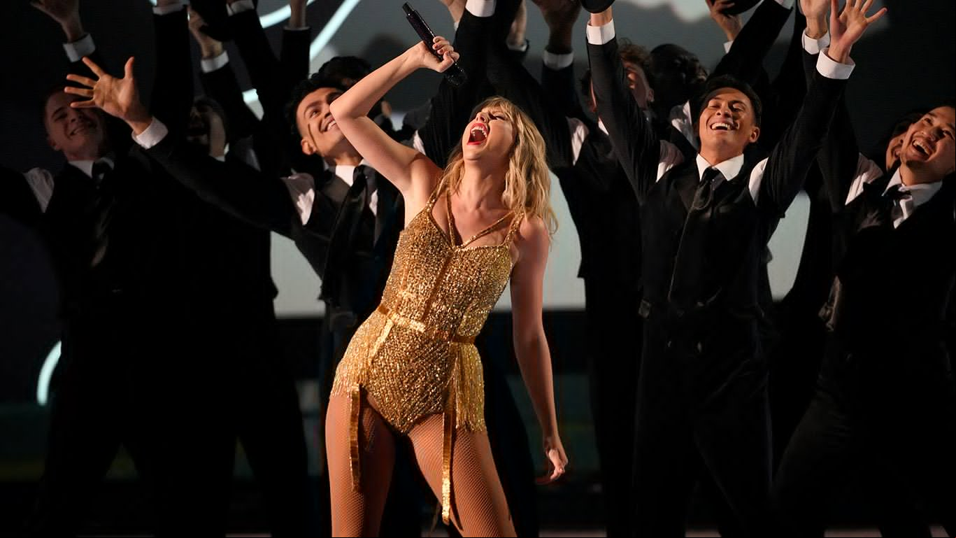 Taylor Swift arrasó en los American Music Awards y se consagró como artista de la década