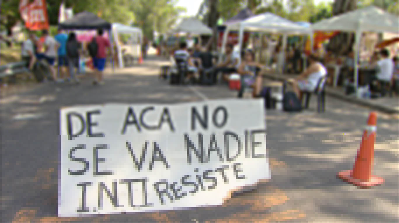 Conflicto en el INTI por 254 despidos: qué dicen los trabajadores que ocupan las instalaciones