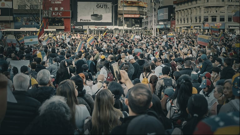 Miles de venezolanos se concentraron en el Obelisco contra el Gobierno de Maduro
