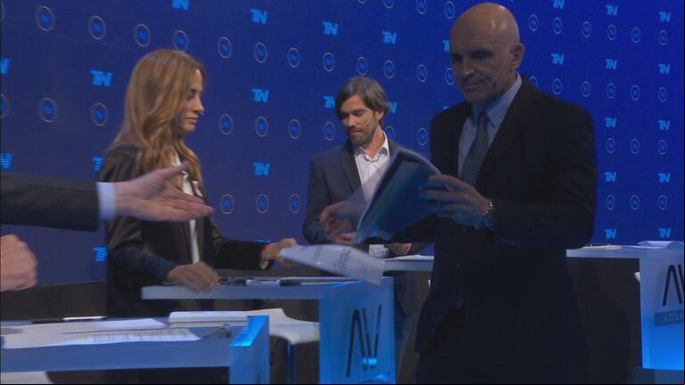 Debate en TN: José Luis Espert pidió permiso y entregó copias anilladas de su plan económico a los otros candidatos