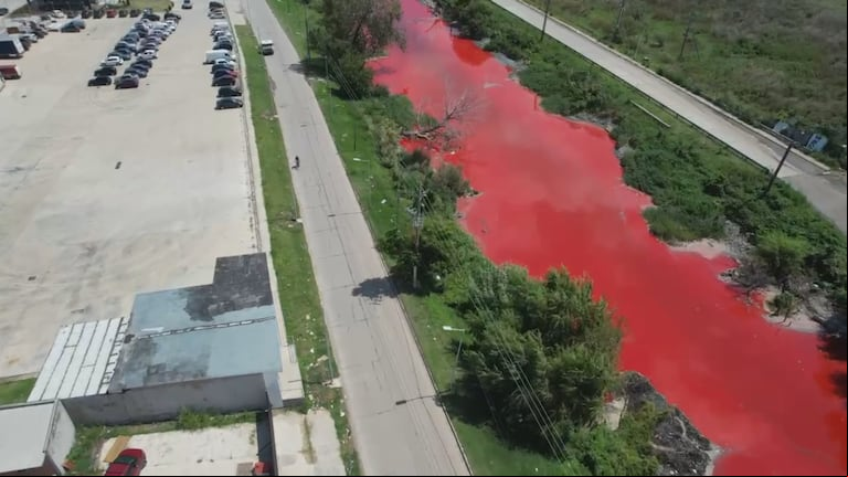 Preocupación en Avellaneda: el arroyo Sarandí se tiñó de rojo y hay alerta entre los vecinos 