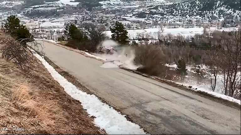 El terrible accidente que conmueve al rally: dio vueltas en el aire y casi cae por un precipicio