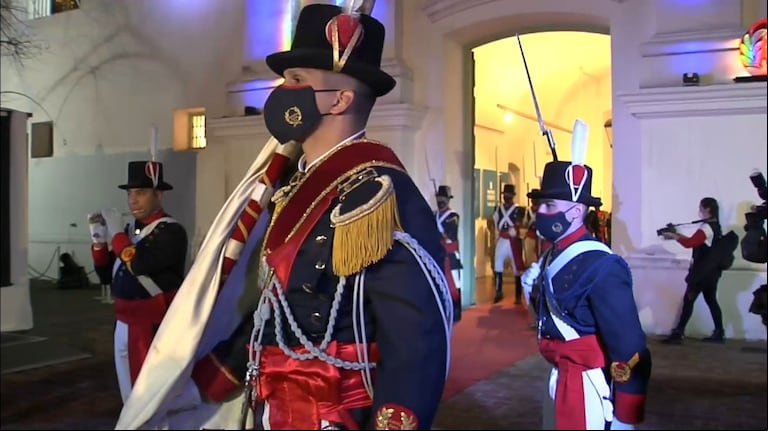 Semana de mayo: los Patricios usaron barbijos en un histórico cambio de guardia en el Cabildo