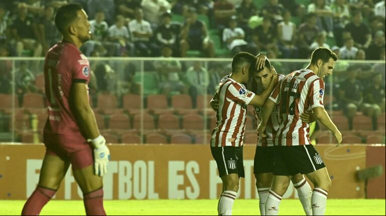 Estudiantes sufrió dos expulsiones, pero se hizo fuerte en Bolivia y le ganó a Oriente Petrolero