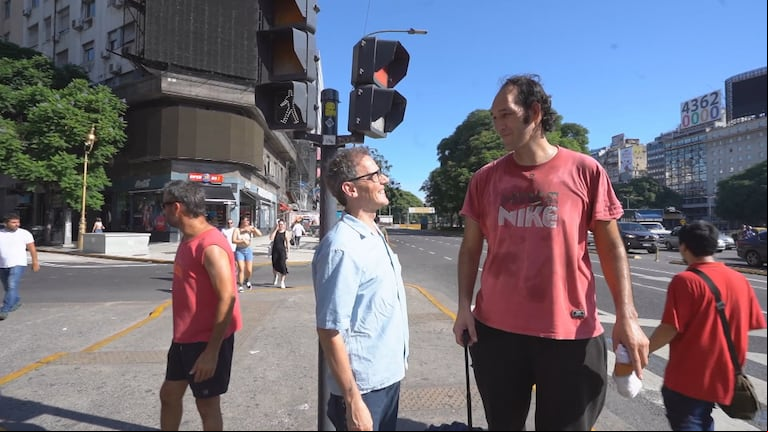 Tiene 35 años y no puede parar de crecer: la dramática historia del hombre más alto de la Argentina