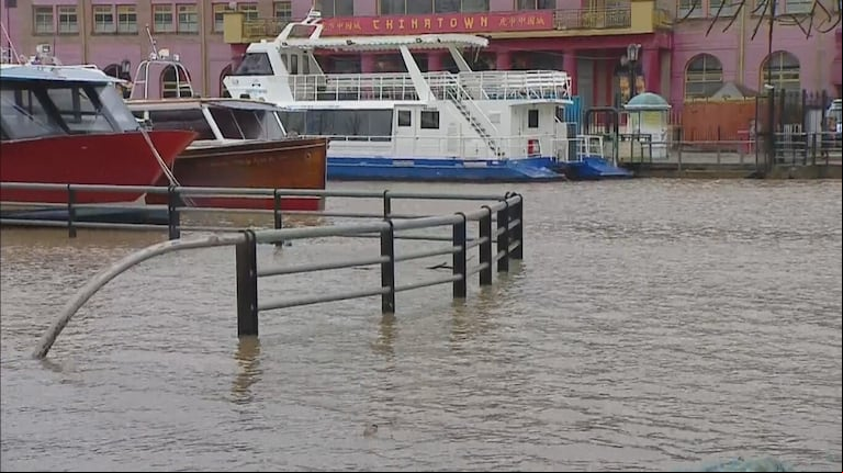 Cómo sigue el tiempo después de la alerta por sudestada: las imágenes de las inundaciones por la crecida del Río de la Plata
