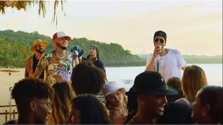 Enrique Iglesias sale de fiesta con Farruko y pide “mil disculpas”