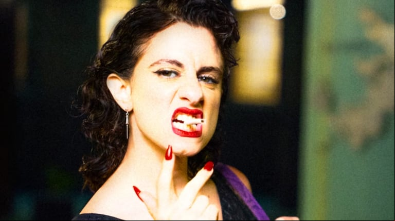 Marilina Bertoldi estrenó el video de “El gordo”, una sátira apocalíptica con Dolores Fonzi y Malena Pichot