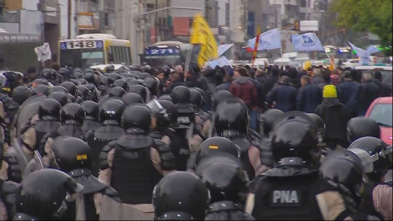 Incidentes en el Puente Pueyrredón: la policía desalojó una protesta de choferes de colectivo