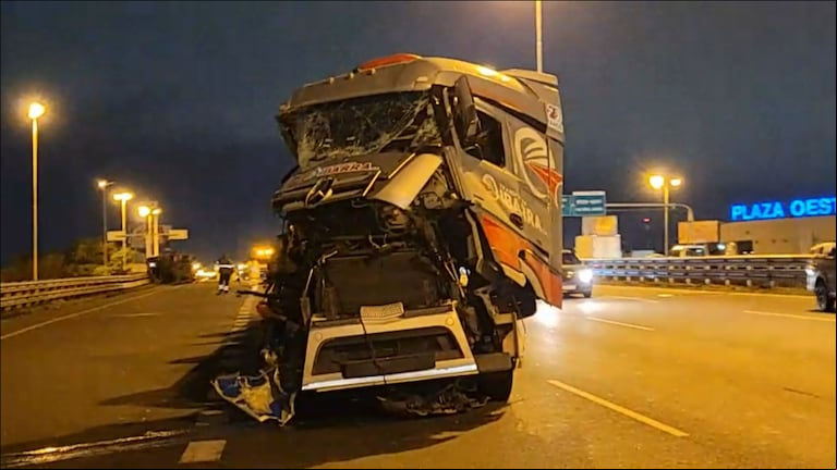 Brutal accidente en el  oeste: hay tres heridos tras el choque entre un micro y un camión