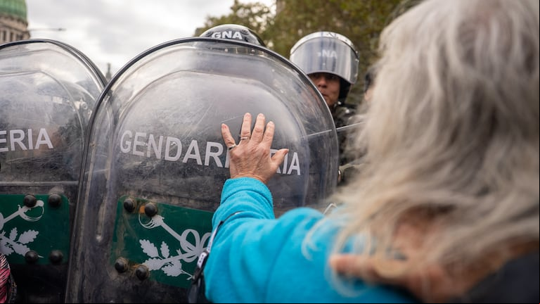 Incidentes en la marcha de jubilados en el Congreso: Gendarmería despejó avenida Rivadavia