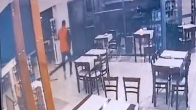 Un comerciante se hartó de que le robaran y echó a los ladrones de su confitería a sillazos
