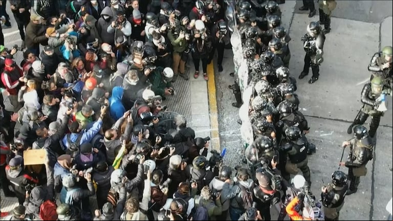 Gendarmería aplicó el protocolo antipiquetes y hubo incidentes en la marcha de los jubilados al Congreso