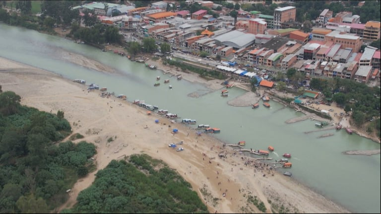 Zapatillas a $10.000 y una TV de 55″a $110.000: así funciona la frontera clandestina que une Bolivia con Salta