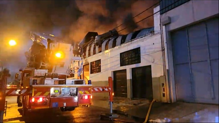 Se incendió una fábrica de pañales en Lomas del Mirador: colapsó el techo y evacuaron a los vecinos 