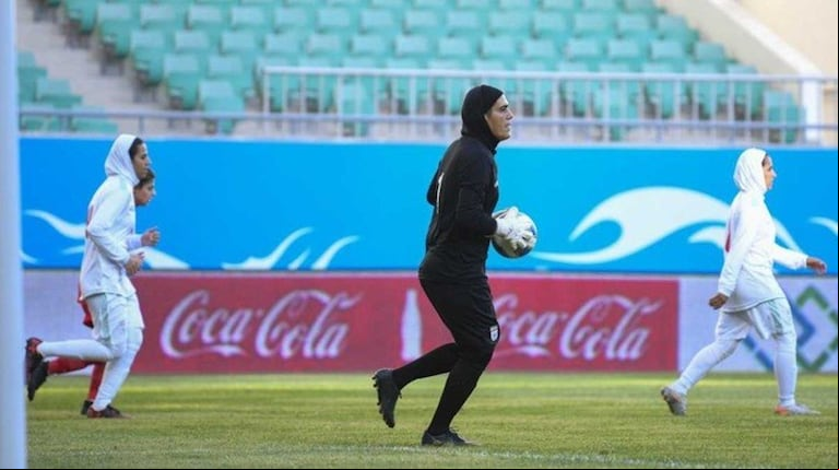 Escándalo en Asia: acusan a la selección de Irán de poner a un hombre de arquero en un partido de fútbol femenino