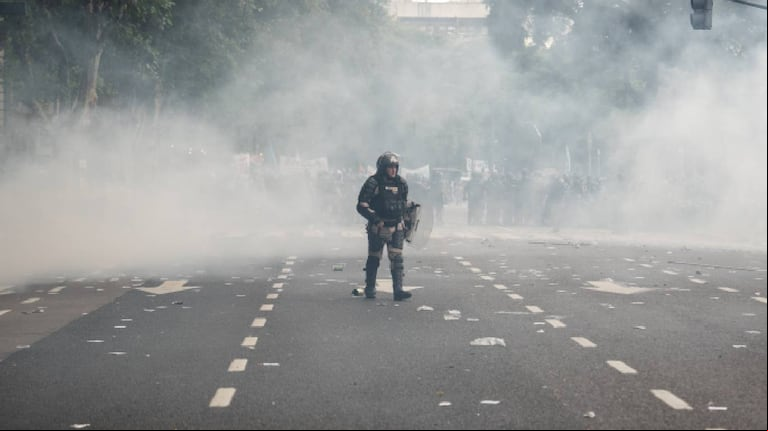 Hubo violentos incidentes en la marcha de los jubilados y los barrabravas al Congreso. (Foto: Agustina Ribó/TN)