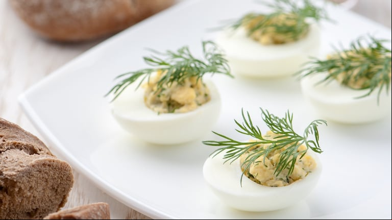 Huevos rellenos cremosos, ideales para compartir en cualquier ocasión (Foto: Freepik)