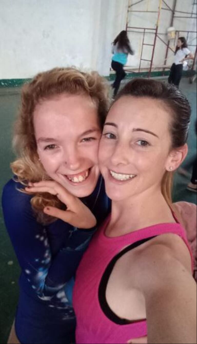 Iara con su profesora de patín. (Foto: TN y La Gente).