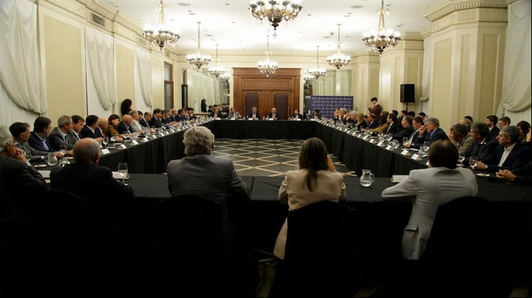 Imagen del encuentro que mantuvieron los dirigentes del agro con los funcionarios del Gobierno. (Foto: BCR)